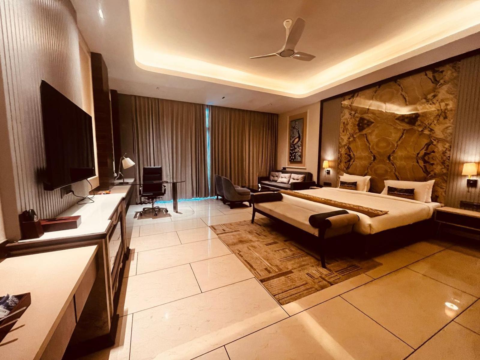 Lokesh Hotel Talai  외부 사진