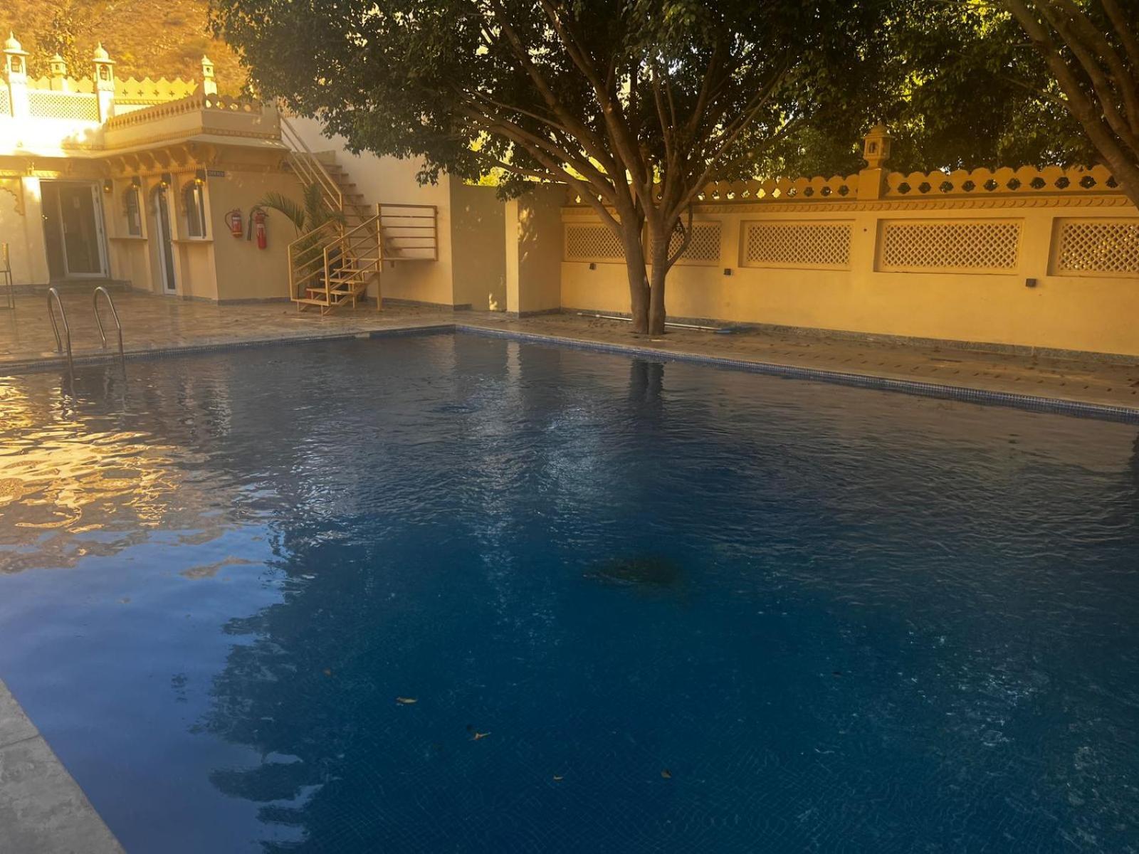 Lokesh Hotel Talai  외부 사진